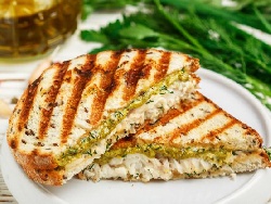 Печени грил сандвичи с бяла риба и домашно магданозено песто - снимка на рецептата